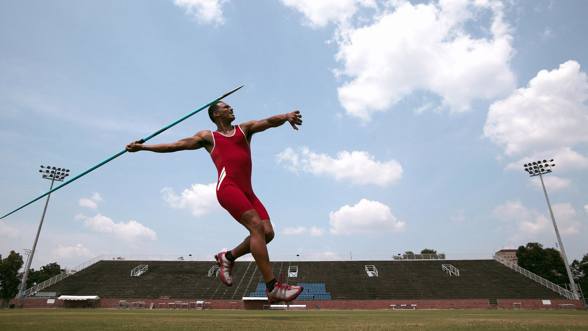 40岁的莫德里奇疯狂回追卡位，扼杀了罗马的反击，莫德里奇成名