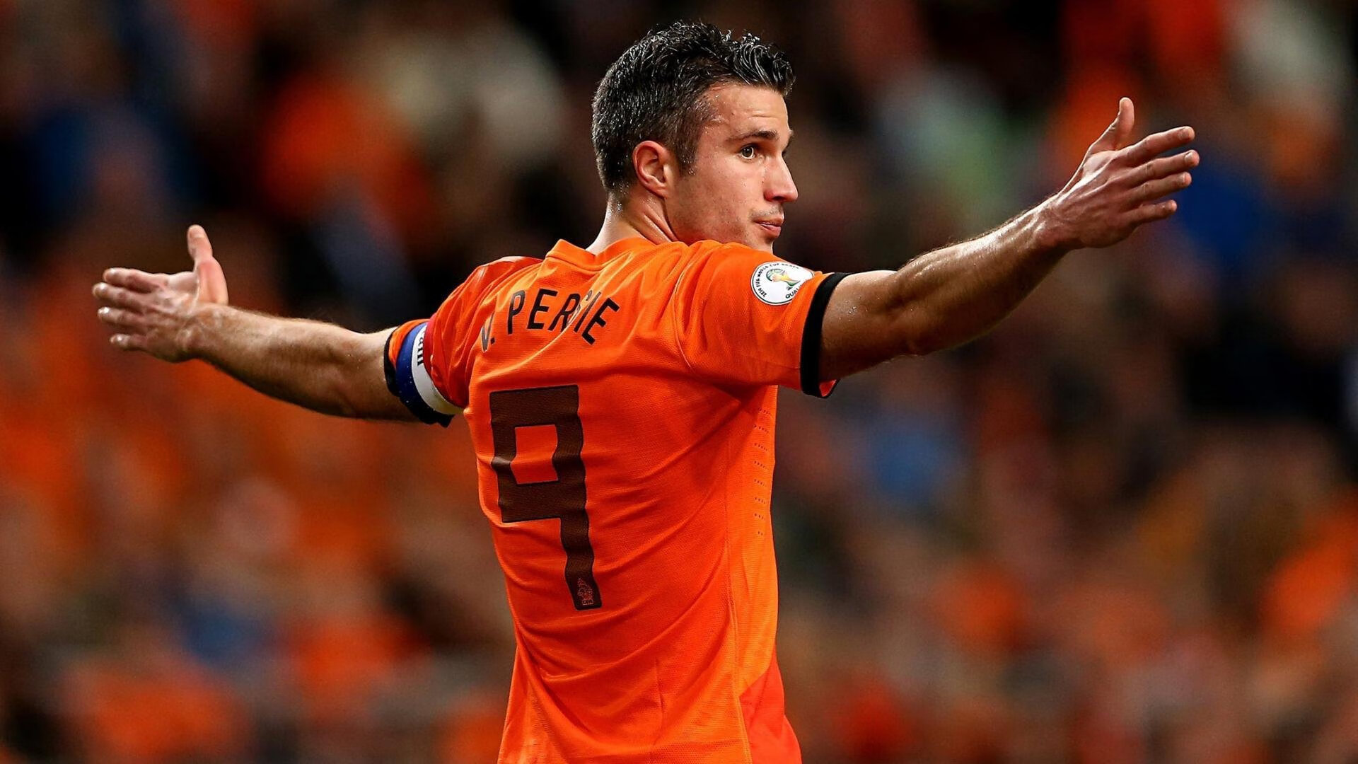 未来足球赛场将采用全息投影技术，创造沉浸式观赛体验，足球全景