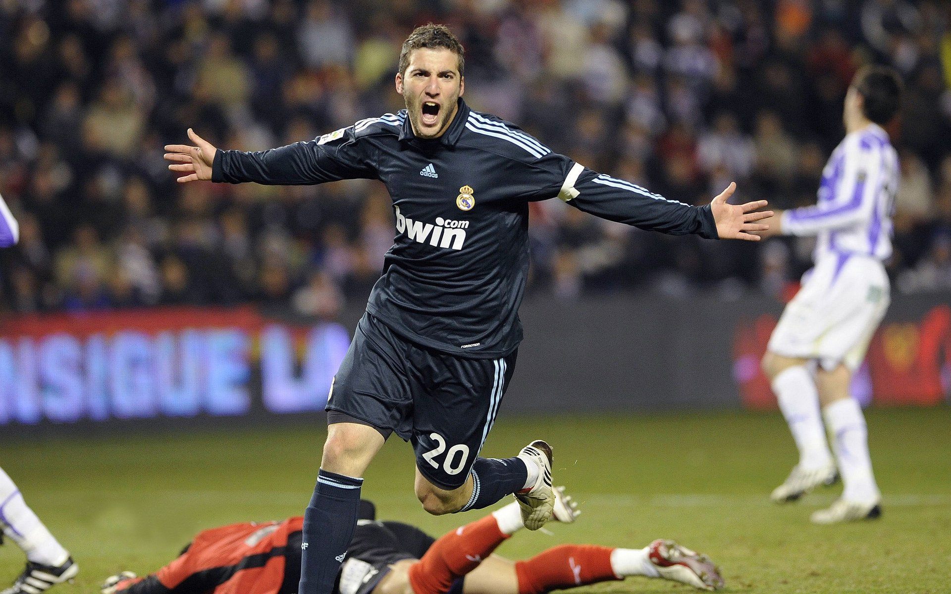 水球强碰对手希腊打出血性表现，水球比赛打架视频